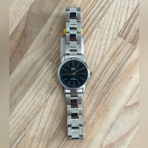 Q&Q Ladies Watch Stainless Bracelet Black Dial Stainless Case NWT - Picture 5 of 12